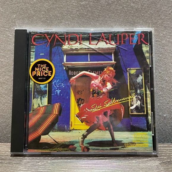 VINTAGE CYNDI LAUPER She’s So Unusual Music CD - Picture 1 of 4